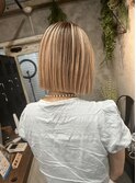 レイヤーボブハイライトブリーチレイヤーハイトーングレージュ