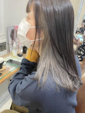 ネオリーブ チロル 横浜西口店(Neolive CiroL.) グレーシルバー見せるインナーカラーストレートヘア【横浜】k