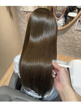 カラーの前に痛みにくくする前処理剤を付けております＊