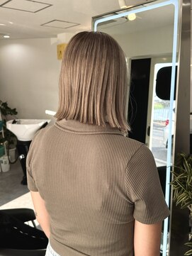 アラレ(ARARE) ミルクティーグレージュ×切りっぱなしボブ