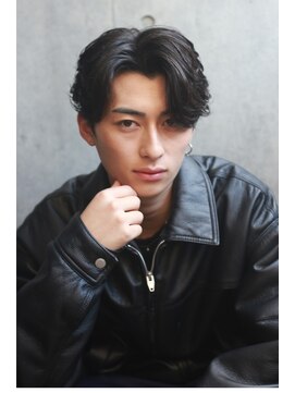 エミュ 新宿(emu) フェザーショート センターパート 黒髪 新宿