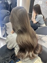 アルドーレフィエロ シンサイバシ(Ardore fiero shinsaibashi) グレーベージュ/レイヤーカット8トーン