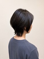 ウミト(Umito)&nbsp;襟足で抜け感、大人のくびれショート