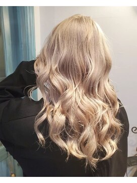 サーティーン(THIRTEEN) 【HUE】Wカラーもホリスティックトリートメントで艶UP【20代】