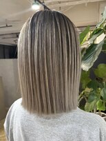 メリー オオサカ(Merly Osaka)&nbsp;ストンとしたストレートが似合うバレイヤージュ_ash greige_