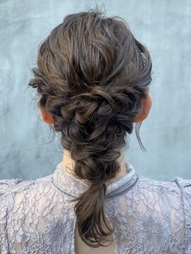 ガーランド (Garland) 大人かわいい 編み下ろしヘア お呼ばれ ミディアム ヘアアレンジ