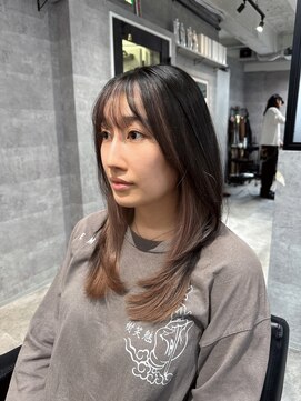 ルイス(L'wis) インナーカラー，レイヤーカット，ブリーチ，20代