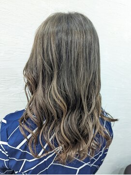 ポンヘアー(PON hair) ハイトーンが可愛いグレージュカラー