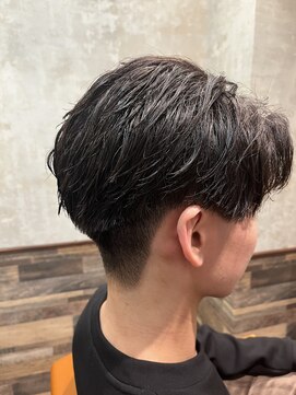 ミリ 府中(Mili) センターパート×刈り上げ