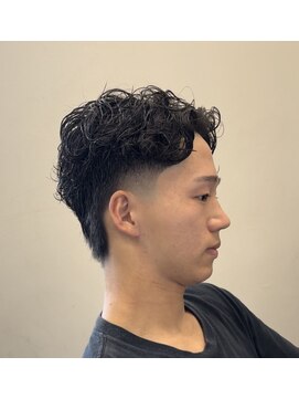 バーバーショップ フォーシーズン(BAR BER SHOP FOURSEASON) センターパート/マレット/フェード