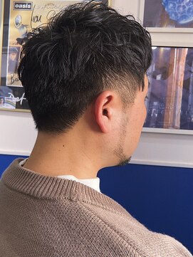 オーダー:上伸ばしたいから横後ろだけ刈り上げてあとお任せ