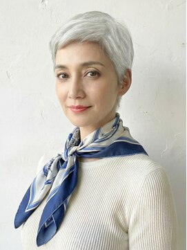 シオミエイチタルミ(shiomi H TARUMI) 【ピクシーショート】凛と映える大人の洗練グレイヘア
