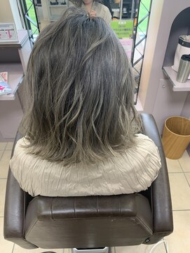 アールモンドヘア新世界 外国人風切りっぱなしボブグラデーショングレーアッシュ