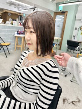 ヒビヲ(HIBIO) ショートボブ タッセルボブ 切りっぱなしボブ　ブラウンベージュ