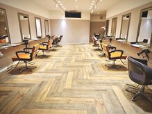 フラッシュ 高蔵寺店の雰囲気（10席に拡大した店内はオシャレな作りの広々空間☆）