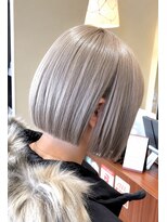 アース 会津若松店(HAIR&MAKE EARTH)&nbsp;ホワイトシルバーの切りっぱなしボブ