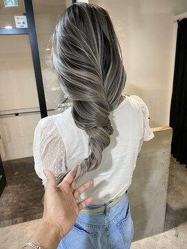 メリー オオサカ(Merly Osaka) 透け感グレージュカラー_アッシュバレイヤージュ_