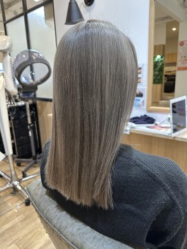 リア(riah) ブリーチカラー/アッシュグレー/セミロング