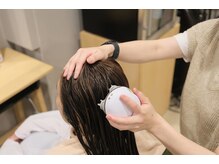 高出力のサロン専売スパ用マシン【スキャルプムーブ】で頭皮の表面＆深部の血行を促進