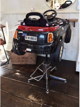 ヘアールーム アンティーブ(hair room antibe)の写真/お子様に嬉しい車型の施術台あり♪短時間でのカットがウリなので長時間座っていられないお子様にもおすすめ