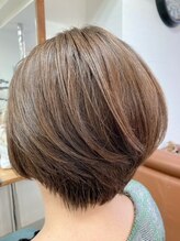 白髪が生えてきているけど白髪染めをしたくない！でも白髪のままだとなんか老けて見える！