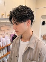 タヒエメンズ 谷町(tahie Men’s) フェザーパーマ/フェードカット/ツーブロック/センター分け