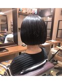 ツヤ、ラインが目を引く美シルエットボブ
