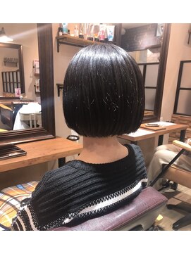 カミビト マヴィー(kamibito mavie) ツヤ、ラインが目を引く美シルエットボブ