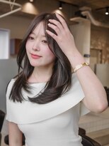 ヴィヴィッド オモテサンドウ(ViViD omotesando)&nbsp;【仕事中も可愛い】セミロングレイヤー/オリーブグレージュ