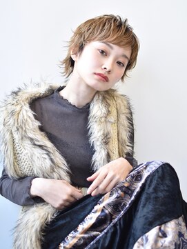サークル(CIRCLE) マッシュショートカーキグレージュ大人かわいいフェザーバング
