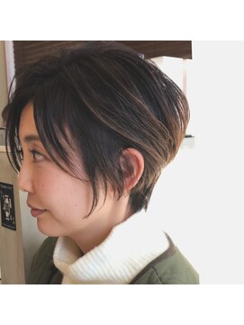 リリ(Riri) 横顔美人ハンサムショート