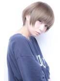 前髪なしショート　 前下りボブ　刈り上げ女子　アッシュカラー