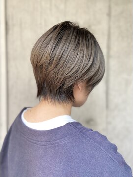 ロータス(Lotus) 小顔ショート　グレイジュカラー