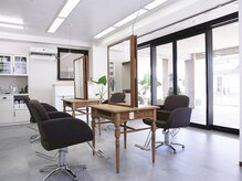 白とウッドを基調とした明るい店内♪