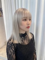 ボックスミコ(Box mico.)&nbsp;重めバングの姫カット切りっぱなしのシルバーカラースタイル