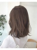 大人可愛いくすみホワイトアッシュベージュ×無造作ミディ