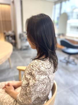 リファインド(REFINED) 柔らかベージュでふんわりレイヤースタイル　　村田