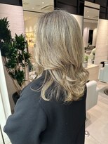 ステア ケース(stair case)&nbsp;白髪活かし　50代　レイヤーカット　ナチュラルベージュ