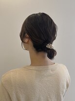 モック(moc)&nbsp;ゆるふわ質感が魅力の大人可愛いまとめ髪スタイル