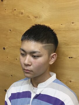 カッティングサロン トップボーイ フェードカット/クロップスタイル/サイドライン