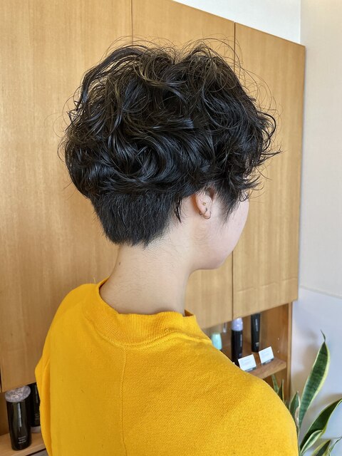 オトナキュートなボーイッシュカーリーヘアー