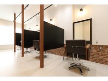 アグ ヘアー プリュム 新三郷店(Agu hair plume)の雰囲気（ゆったり寛げる居心地の良い空間（半個室席もあります））