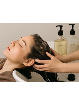 心地良いツボ押しヘッドスパで思わずウトウト…♪日頃の疲れを存分に癒してくださいね。