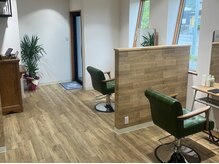 リーフ(leaf)の雰囲気（ウッド調の落ち着いた店内。半個室でゆったりとお過ごしください）