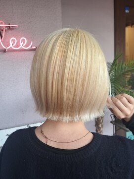 【ブロンド×切りっぱなしボブ】