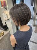 透明感アッシュの前下がりショートボブ