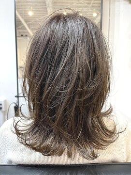 セブン(SEVEN.) ミルクティーベージュロングレイヤーハイライトミディアムウルフ