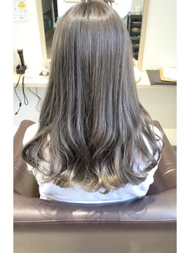 ジューシー(Beauty Consultant 10C) グレーカラー