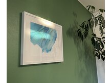 ete という店名が意味する夏をテーマにしたアートを飾っています