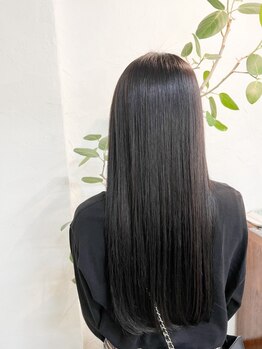 シロ(Shiro)の写真/うねる髪を、触りたくなる「潤い髪」へ。HITAストレートが生む、かつてないしなやかさと圧倒的なツヤ。